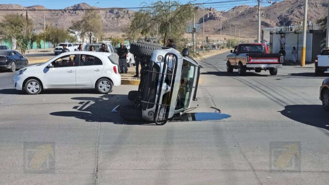 Choque y volcadura en avenida Dostoyevski deja fuerte congestionamiento vial 