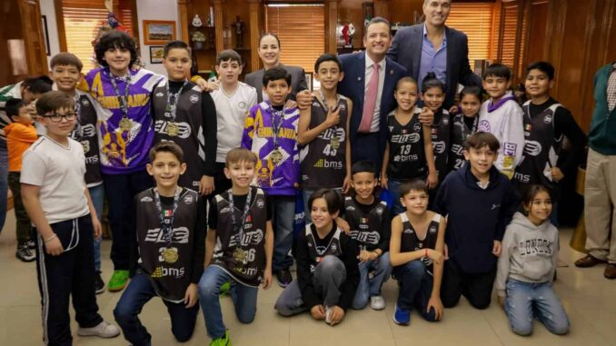 Reconoce Marco Bonilla a jóvenes deportistas; los sorprende con visita de Eduardo Nájera