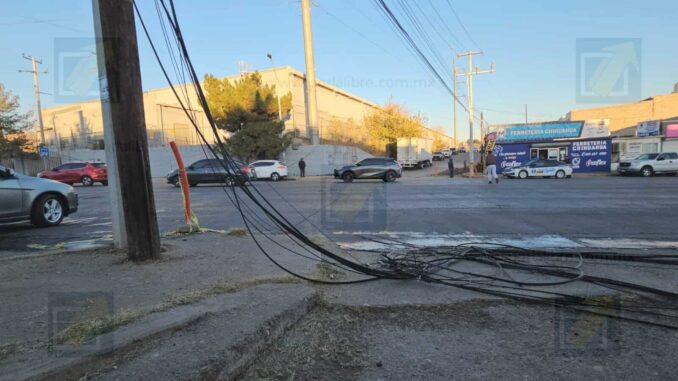 Tráiler derriba 4 postes de Telmex y deja sin servicio a varias colonias al norte 