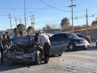 Conductora omite alto y provoca fuerte choque en la 2 de Octubre