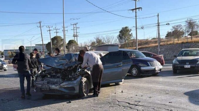 Conductora omite alto y provoca fuerte choque en la 2 de Octubre