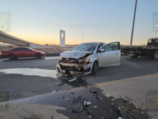 Conductora pierde el control en gaza de la Homero; caos vial