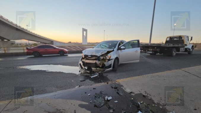 Conductora pierde el control en gaza de la Homero; caos vial