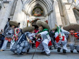 Mexicanos desafían el frío de NY y al ICE para honrar a la Virgen de Guadalupe