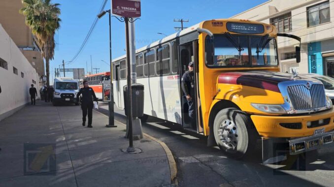 Adulto mayor es arrollado por camión urbano en paso peatonal del Centro; va al hospital