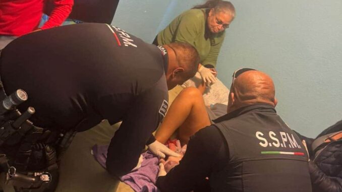 Asisten municipales a mujer en labor de parto