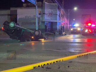 Pierde el control y vuelca en la calle Rosales y 27 