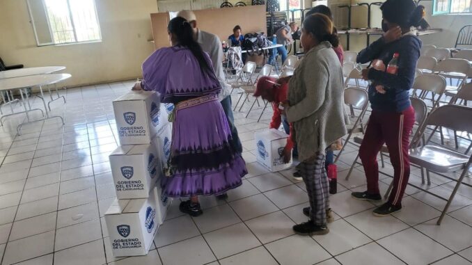 Lleva SPyCI despensas y obsequios a familias indígenas de asentamientos en Parral