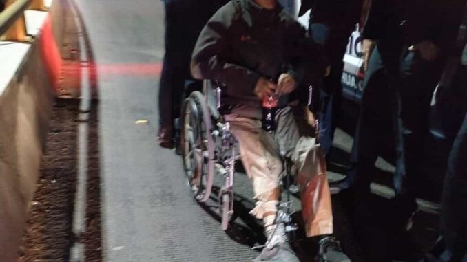 Agente municipal evita tragedia en puente tras rescatar a hombre en silla de ruedas