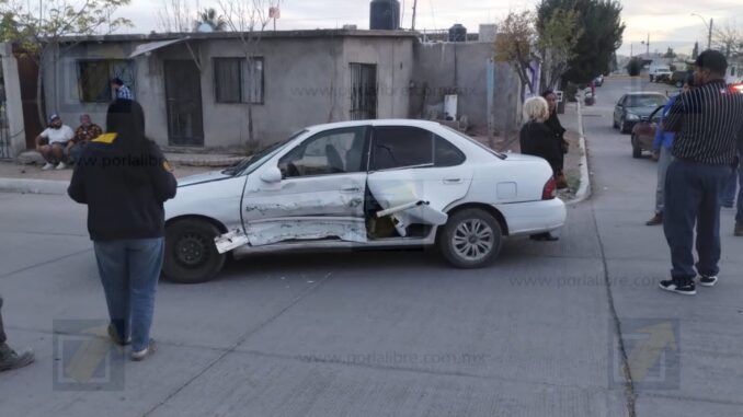 Choque en la colonia Villa Juárez deja una mujer lesionada y un conductor prófugo