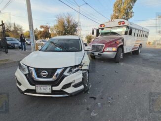 Choca camión de personal contra vehículo en la colonia Industrial