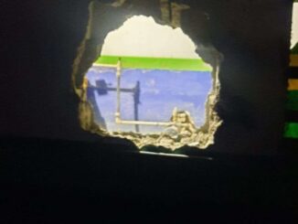 Hacen boquete en gasolinera para robar; los detienen