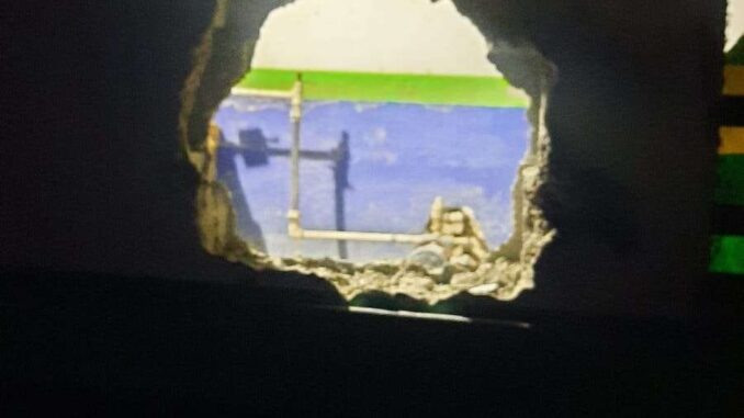 Hacen boquete en gasolinera para robar; los detienen