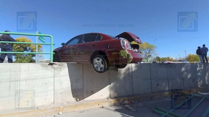 Conductora pierde el control y queda al borde de un desnivel en La Cantera