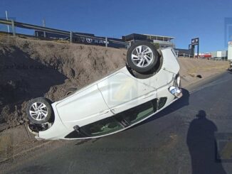 Vuelca mujer al pasar una curva a exceso de velocidad en el periférico de la Juventud