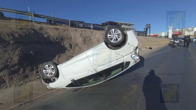 Vuelca mujer al pasar una curva a exceso de velocidad en el periférico de la Juventud