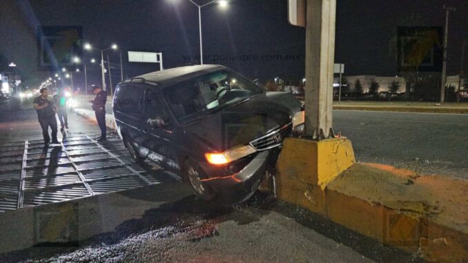 Conductora sale del camino y se impacta contra anuncio vial