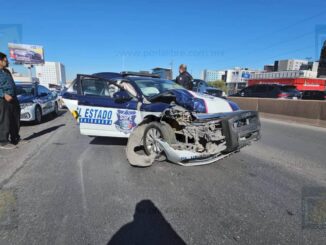 Choca agente de la policía vial en el Juventud; queda lesionada