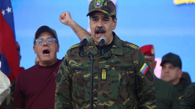 Maduro insiste en su llamado a los militares de Colombia a unirse a Venezuela