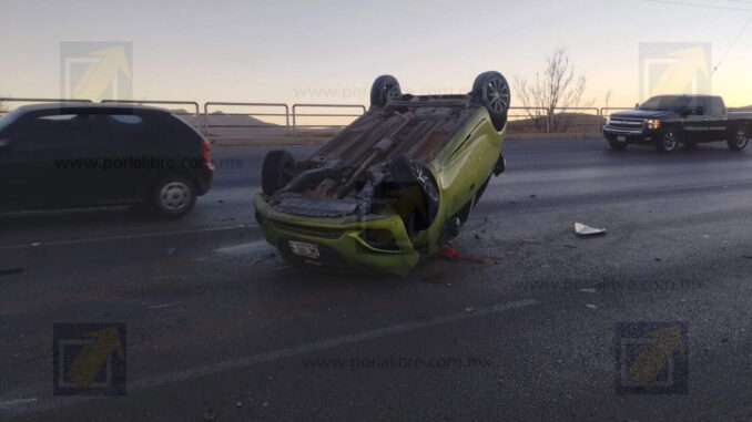 Familia sufre aparatosa volcadura tras perder el control en el periférico R. Almada