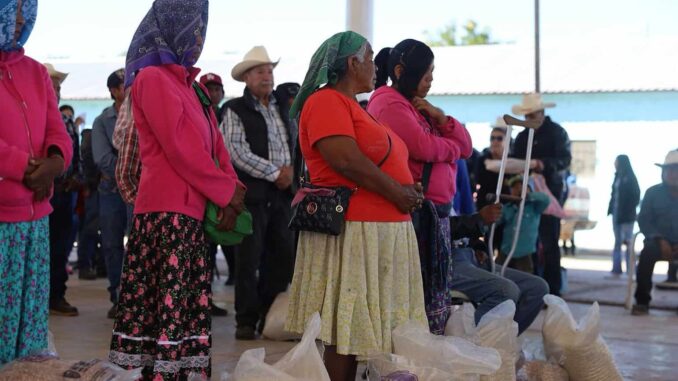 Reparte SPyCI seis toneladas de granos y 300 chamarras en Guazapares