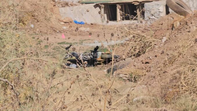 Localizan moto calcinada y mochila con manchas de sangre
