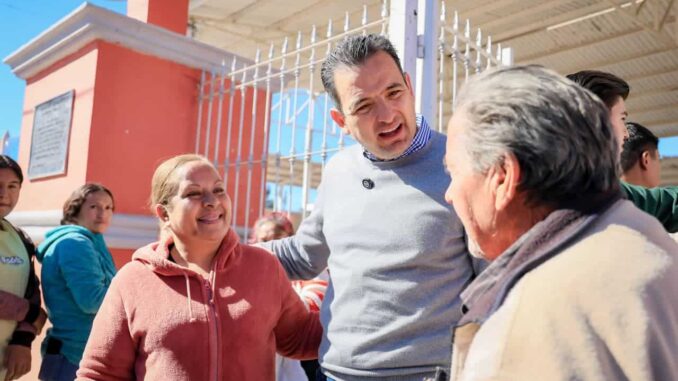Convive Marco Bonilla con familias de Rosales y comparte el espíritu navideño