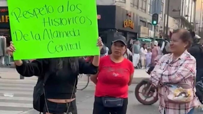 Comerciantes bloquean avenida Juárez de la CDMX