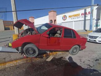 Choque contra luminaria deja vehículo destruido en la vialidad Los Nogales