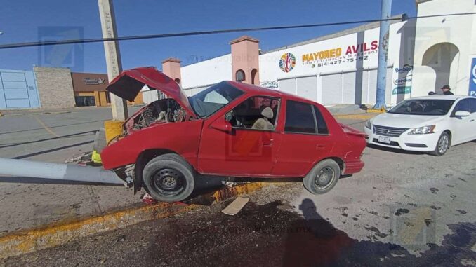 Choque contra luminaria deja vehículo destruido en la vialidad Los Nogales