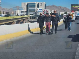 Intenta robar en Cruz Roja, agrede a paramédicos y provoca caos vial en puente