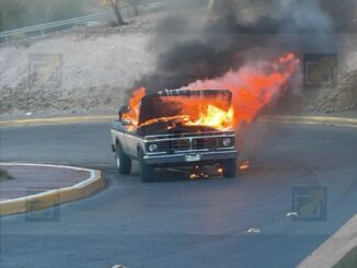 Falla eléctrica provoca incendio y consume pickup en rampa al Periférico de la Juventud