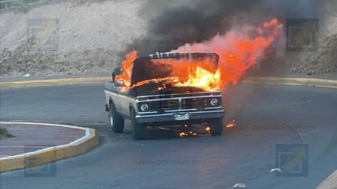 Falla eléctrica provoca incendio y consume pickup en rampa al Periférico de la Juventud