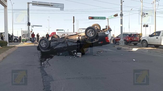 Conductor ebrio provoca fuerte choque y volcadura tras pasarse semáforos en rojo