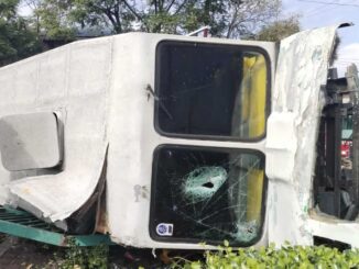 Aparatoso accidente microbús en Canal de Miramontes, CDMX