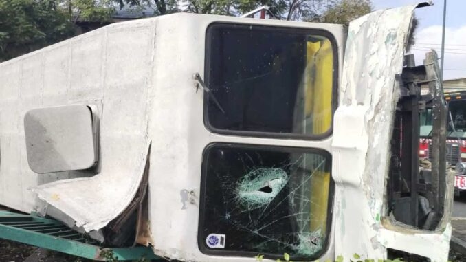 Aparatoso accidente microbús en Canal de Miramontes, CDMX