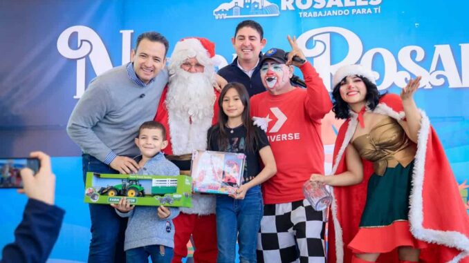 Convive Marco Bonilla con familias de Rosales y comparte el espíritu navideño