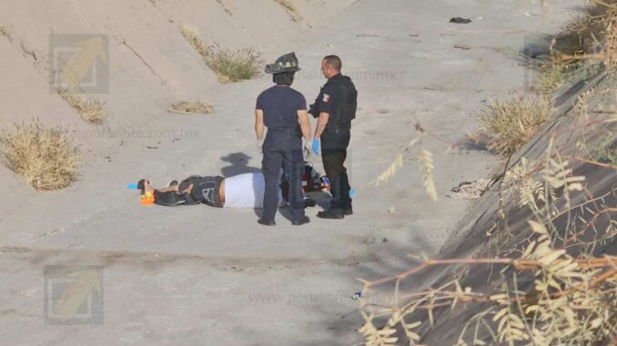 Cae a canal de 15 metros y pasa horas pidiendo auxilio en Los Arroyos