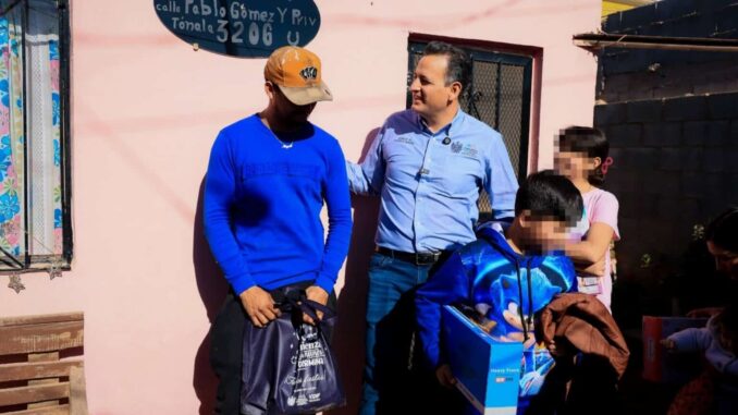 Reparte alcalde Marco Bonilla y presidenta del DIF Municipal cenas navideñas en la colonia Crucero