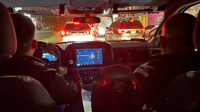 H. Ciudad de Chihuahua, Chih., a 23 de diciembre de 2025.– El Gobierno Municipal de Chihuahua, a través de la Subdirección de Desarrollo Social de la Dirección de Desarrollo Humano y Educación, implementó durante 2025 el programa “Rehabilitación de Espacios Públicos”, con el objetivo de mantener, mejorar y modernizar los parques de la ciudad.  Estas acciones buscan fortalecer la convivencia comunitaria y contribuir al desarrollo integral de las familias chihuahuenses, recuperando espacios públicos dignos, seguros y funcionales para niñas, niños, jóvenes y personas adultas.  El programa contempló la instalación y rehabilitación de equipamiento urbano y recreativo, incluyendo bancas y mesas de picnic, botes de basura, juegos infantiles como columpios, resbaladeros, sube y baja, módulos de recreación, así como aparatos para ejercicio al aire libre, como caminadoras, remadoras, barras paralelas, equipos para hombro y brazo, multigimnasios y aparatos multifuncionales.   También se instalaron canastas con tablero para actividades deportivas y de convivencia comunitaria, fomentando la actividad física y el uso recreativo de los parques.  Durante el 2025, los trabajos se realizaron en más de 40 colonias y fraccionamientos, entre ellas: Vendanova Aveiro, Quinta San Carlo IV, Las Palmas III, Vistas del Prado, Cerrada Konza, Vendanova Cerrada Ribeira Grande, Provincia de Santa Clara, Circuito Provincia de Madrid, San Gabriel I Etapa II, Circuito Virtudes, Real de Minas Santo Domingo, Los Portales I, Campestre Las Carolinas, Quintas Carolinas, Francisco I. Madero, 2 de Junio, San Cristóbal II, Fraccionamiento Cosmos, Fraccionamiento Tec de Monterrey / Luz María, San Jorge, Peña Blanca, Fraccionamiento San Andrés, Jardines de Sacramento, Romanzza Perugia, Hacienda Camila, Hacienda Carlota, Vistas del Norte Garibaldi, Residencial Villa Toscana, Lomas Altas IV, Unidad Tecnológico, Los Mezquites, Colonia Deportistas, Tierra y Libertad, Alamedas V, Lomas Vallarta, Mármol II, Mármol III, Amalfi, Martín López Acueducto y R. Almada.  El monto total de inversión en todos los parques fue de $2,891,447.01, sumando recursos y capacidades de la Dirección de Obras Públicas, en un esfuerzo interinstitucional que fortalece la cohesión social, fomenta la armonía familiar y mejora la calidad de vida de los habitantes del municipio.  Como resultado, durante 2025 se logró rehabilitar espacios públicos clave en distintos sectores de la ciudad, beneficiando directamente a miles de familias y consolidando entornos más seguros, accesibles y funcionales.  Para mayor información, las y los interesados pueden consultar las redes sociales oficiales del Gobierno Municipal, comunicarse al número 072, extensiones 6564 o 6533, o acudir a las oficinas de la Dirección de Desarrollo Humano y Educación, ubicadas en Avenida Juárez esquina con Calle Segunda, número 4, Colonia Centro