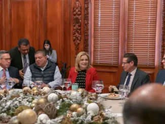 Maru Campos encabeza brindis navideño con miembros de su Gabinete