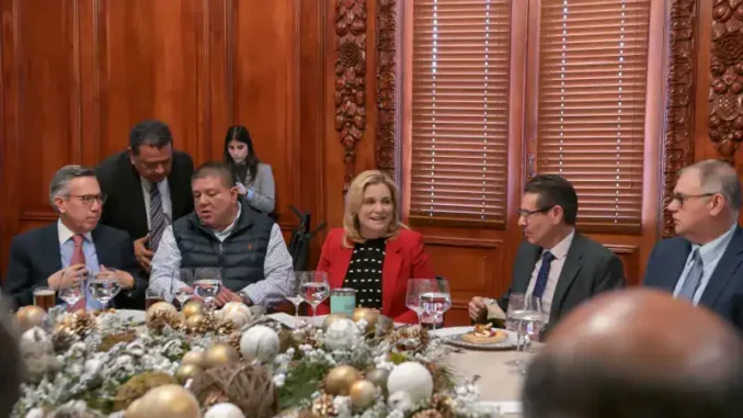 Maru Campos encabeza brindis navideño con miembros de su Gabinete
