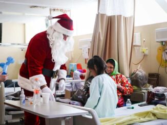 Por quinto año consecutivo, Olson lleva a “Santa” al Hospital Infantil de Chihuahua