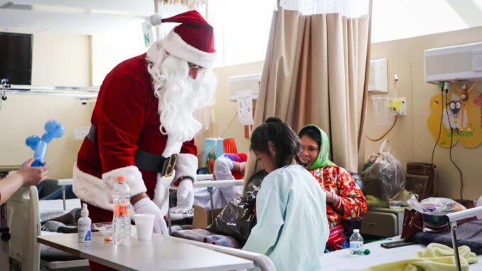 Por quinto año consecutivo, Olson lleva a “Santa” al Hospital Infantil de Chihuahua