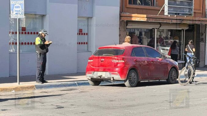 Multan con hasta 5 mil pesos a conductores por estacionarse en línea azul