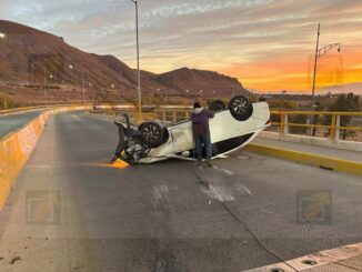 Pareja resulta lesionada tras choque y volcadura en prolongación 20 de Noviembre
