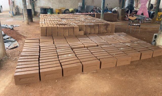 Fortalece Coesvi la autoconstrucción de viviendas con la entrega de máquinas adoberas en comodato