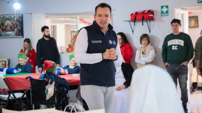 Lleva alcalde Marco Bonilla y presidenta del DIF Municipal cena navideña al asilo Bocado del Pobre