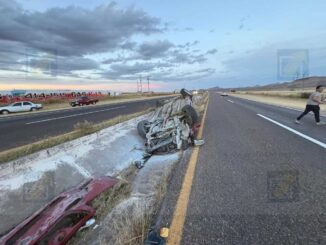 Volcadura de vehículo en la carretera a Cuauhtémoc; el auto terminó incendiándose