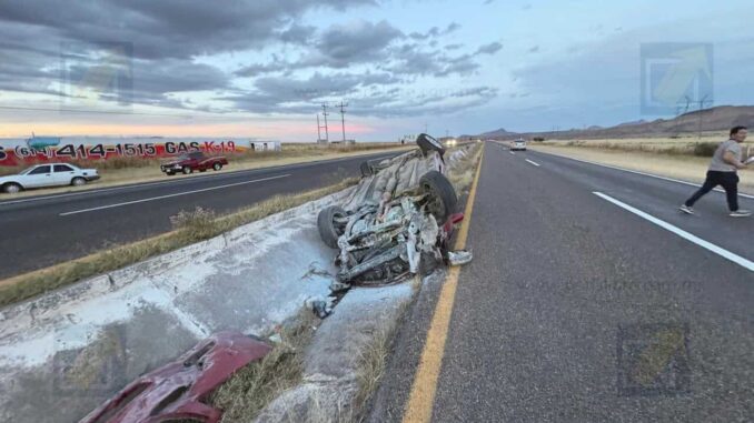 Volcadura de vehículo en la carretera a Cuauhtémoc; el auto terminó incendiándose